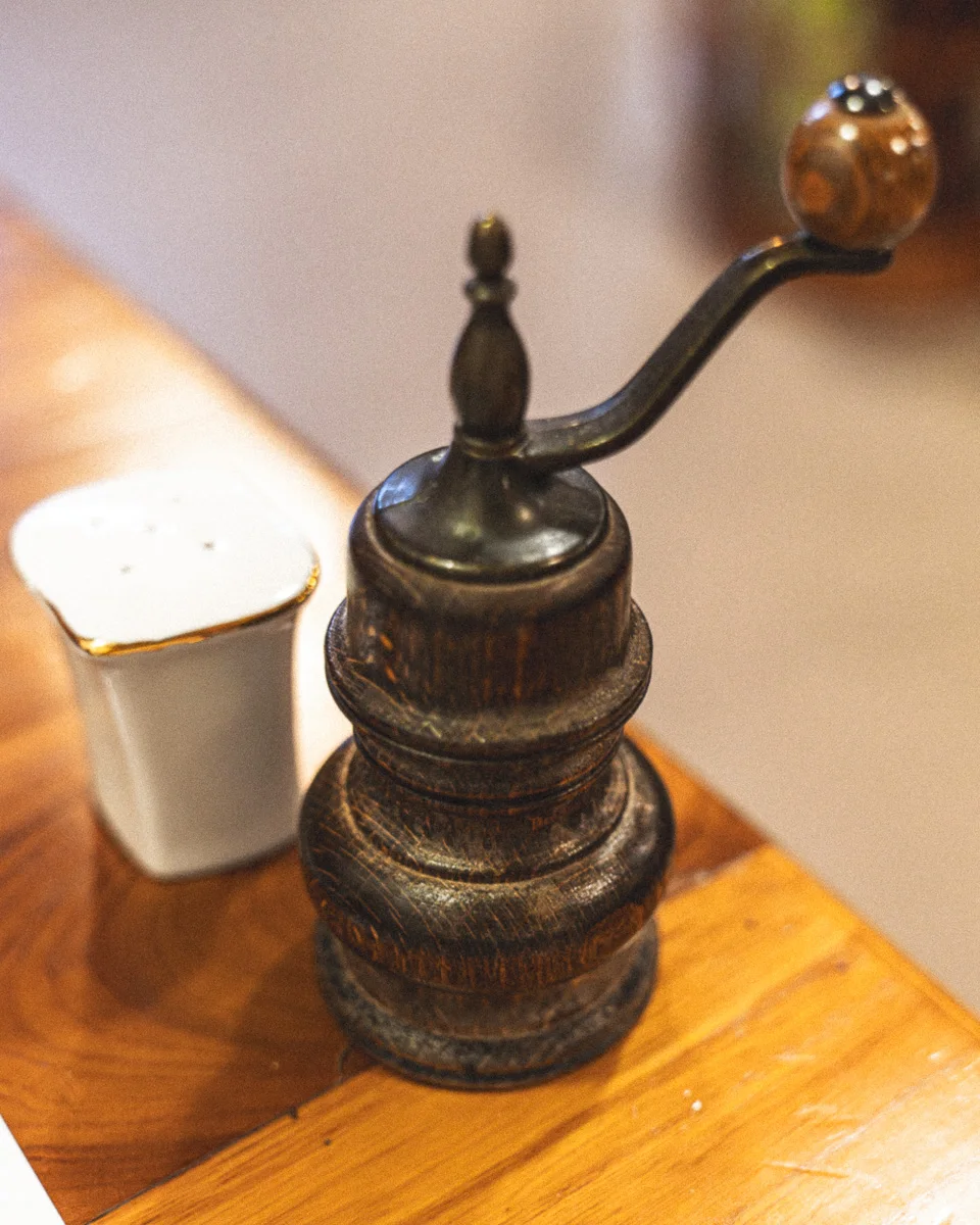 Poivrier et détail de table chez Chez Magali à Romainmôtier