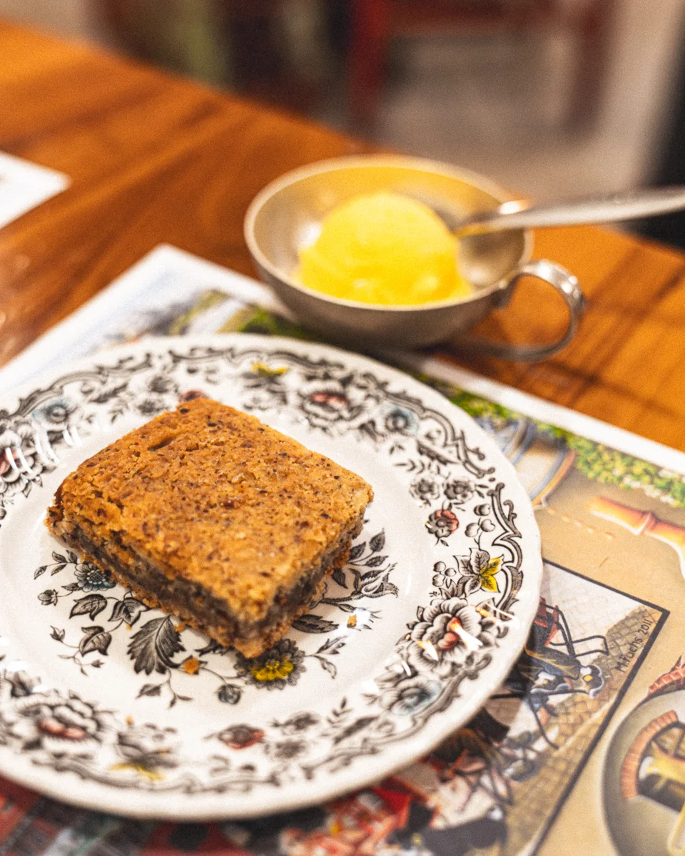 Gâteau de Payerne et glace maison au safran chez Chez Magali