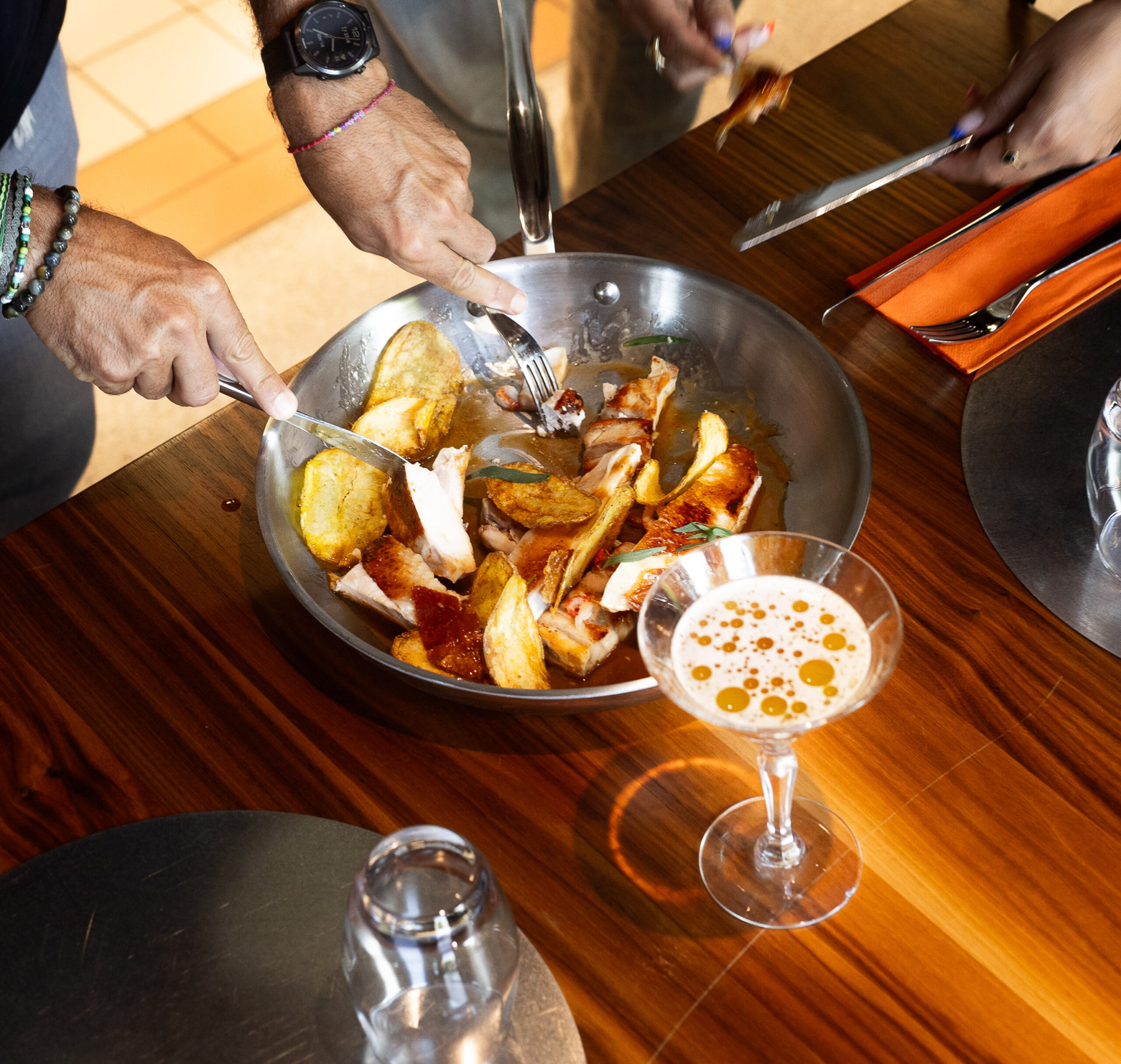 Photo de chef et équipe en cuisine pendant le service